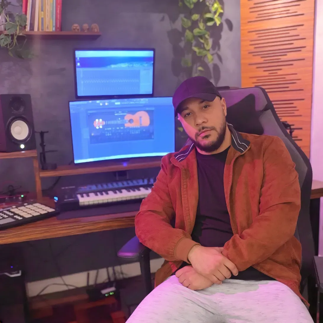 William, produtor do Nobre Beats, no estúdio